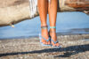 picioare de femeie cu flip-flops albaștri
