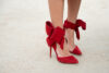 pantofi cu toc roșii cu o fundă în jurul gleznei
