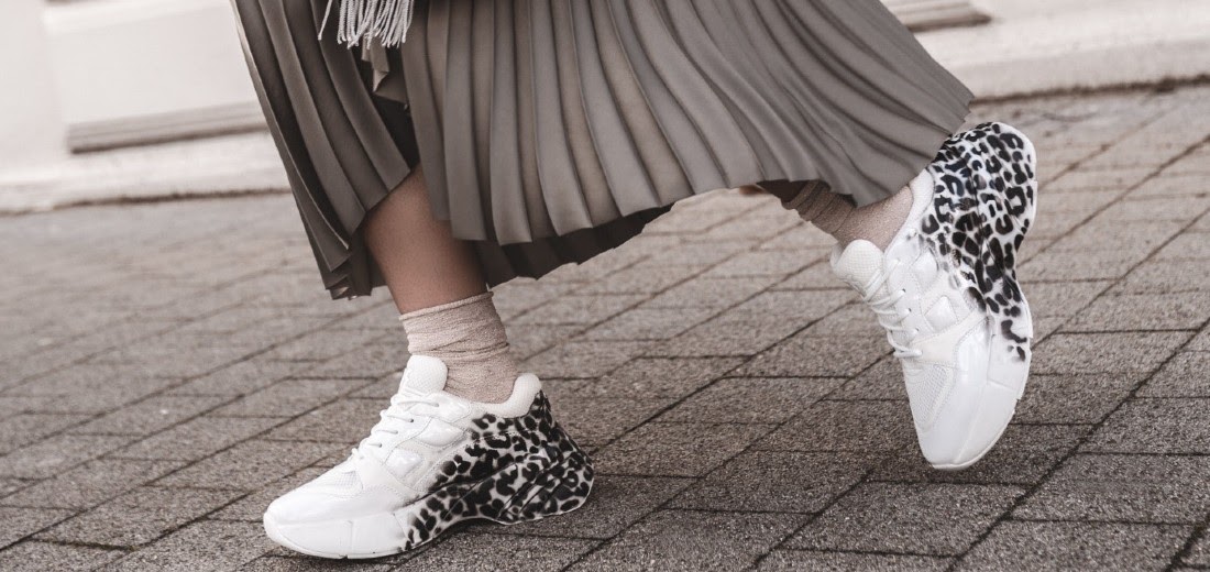 Margaret Mitchell Golden activation Ce pantofi sport să alegi pentru ținutele cu rochii? | Blog epantofi.ro
