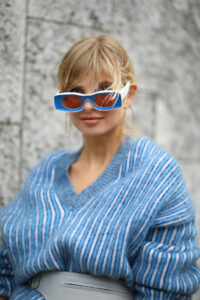 Xenia Adonts poartă ochelari de soare Loewe și un pulover supradimensionat