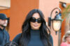 Kim Kardashian cu chelari de soare negri