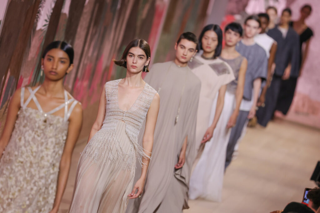 Modelele defilează pe podium în timpul finalei spectacolului Christian Dior Haute Couture toamnă/iarnă 2023/2024, în cadrul Săptămânii Modei de la Paris