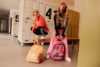 Fată și băiat la școală cu rucsacuri adidas colorate