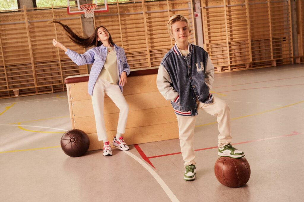 Fată și băiat la școală cu sneakerși colorați