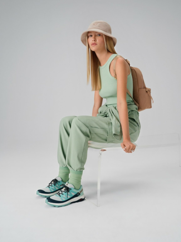 Model în styling de culoare mentă cu șapcă adidas și pantofi Salomon