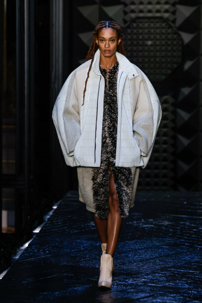 Un model pășește pe podium în timpul defilării Louis Vuitton Womenswear Fall Winter 2023-2024 la Musee d'Orsay, în cadrul Săptămânii Modei de la Paris