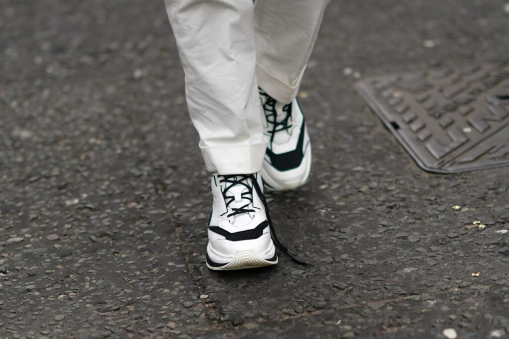sneakerși albi cu șireturi negre