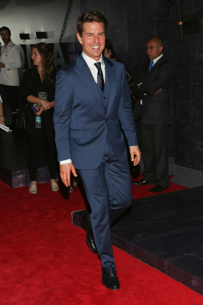 Tom Cruise într-un costum bleumarin și pantofi negri