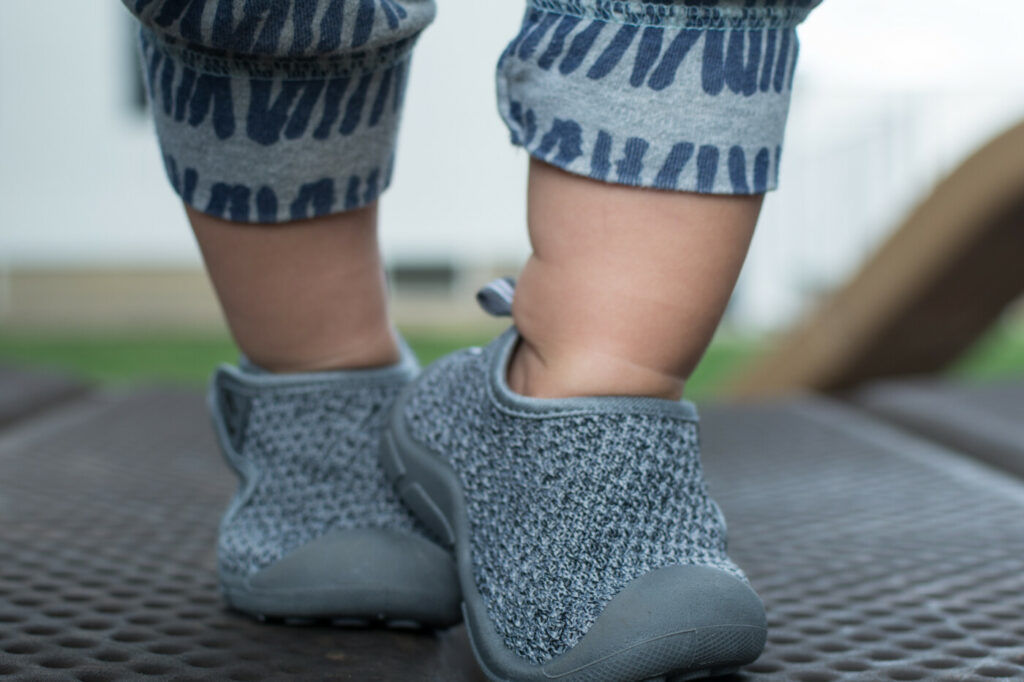 pantofi de vară pentru copii: sneakerși cu plasă