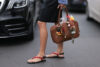 Livia Nunes Marques poartă sandalele la modă 2024 înainte de show-ul Miu Miu