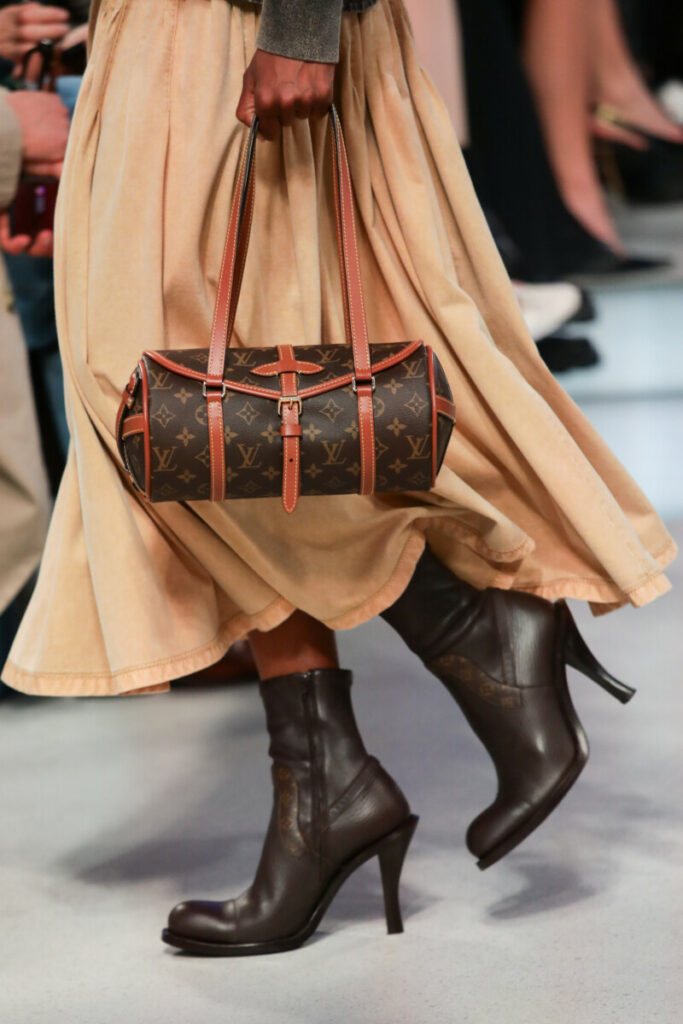 Genți Louis Vuitton cu forme neobișnuite – tuburi și genți bowling, toamna-iarna 2025/26