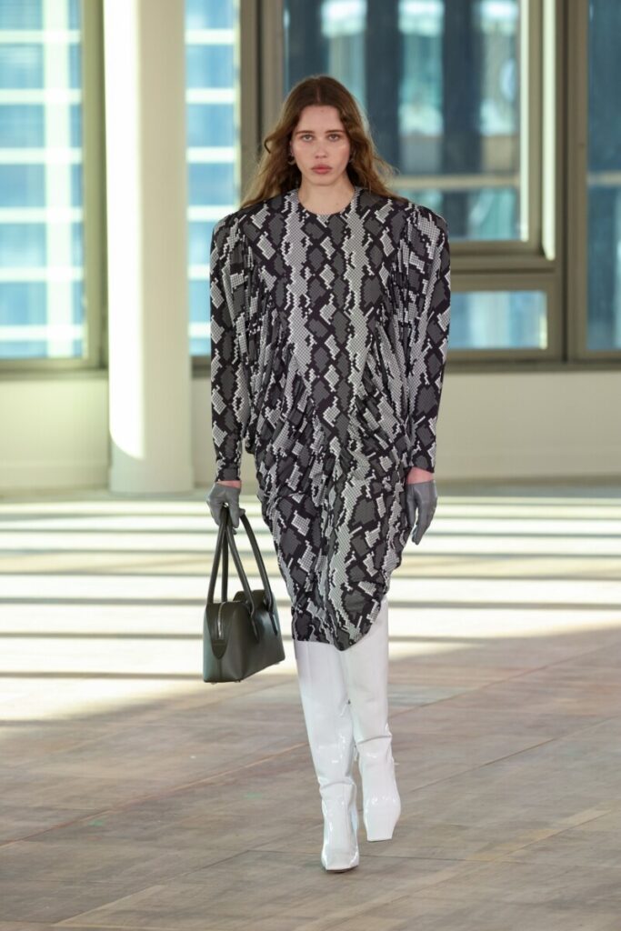 cizme albe pentru femei pe podiumul FW25/26