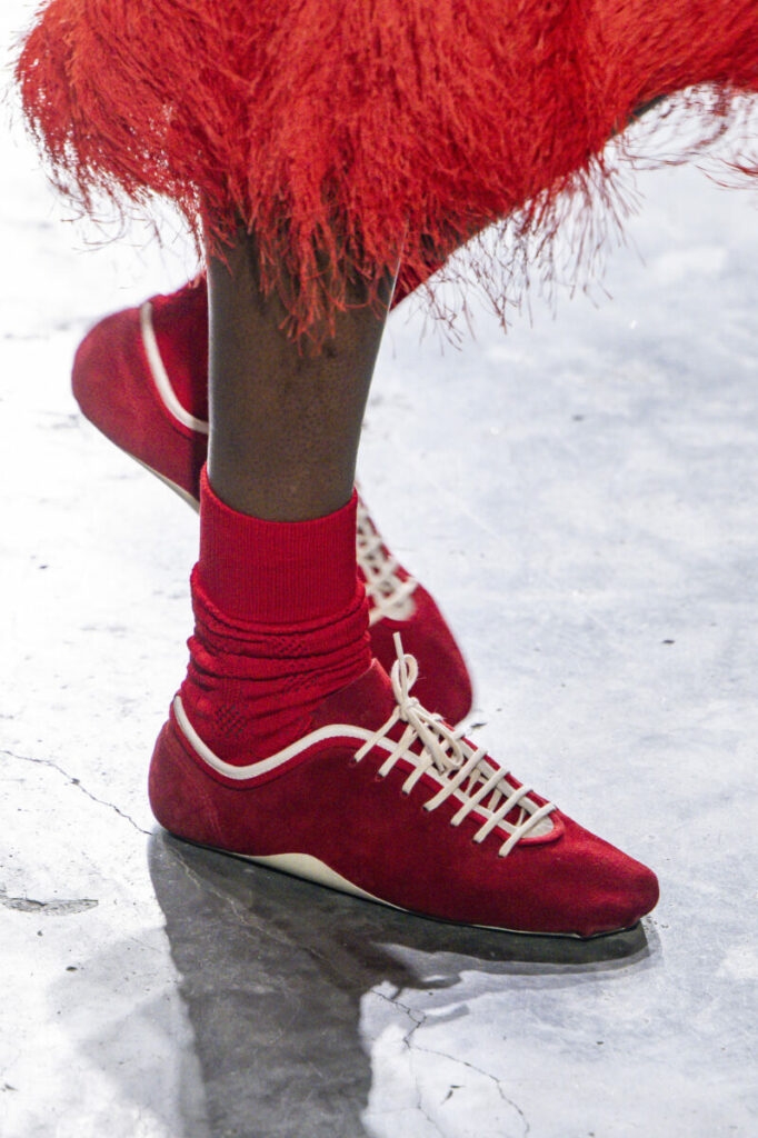 Pantofi la modă pentru primăvara-vara 2026: adidași ultra-plați