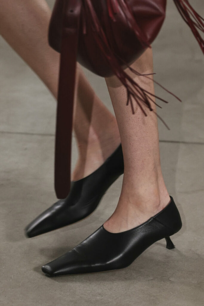 Pantofi la modă pentru primăvara-vara 2026: cu vârfuri pătrate