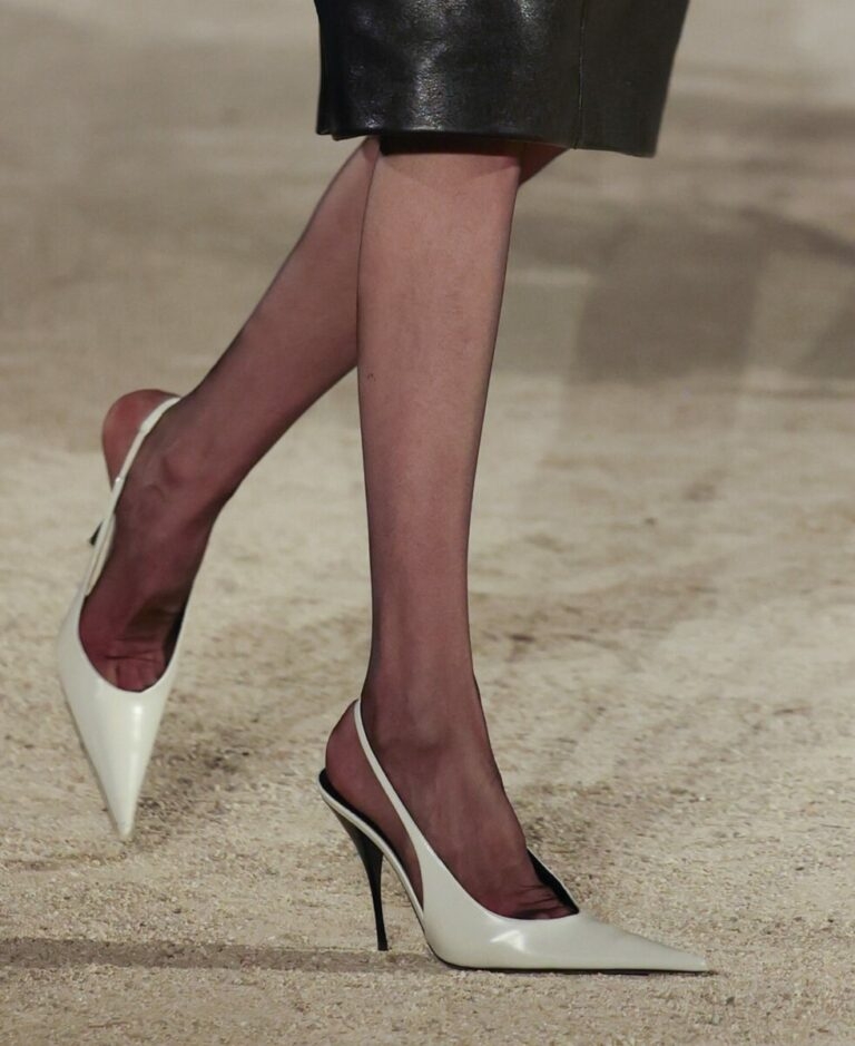 Pantofi la modă pentru primăvara-vara 2026: pantofi cu baretă și decolteu în V