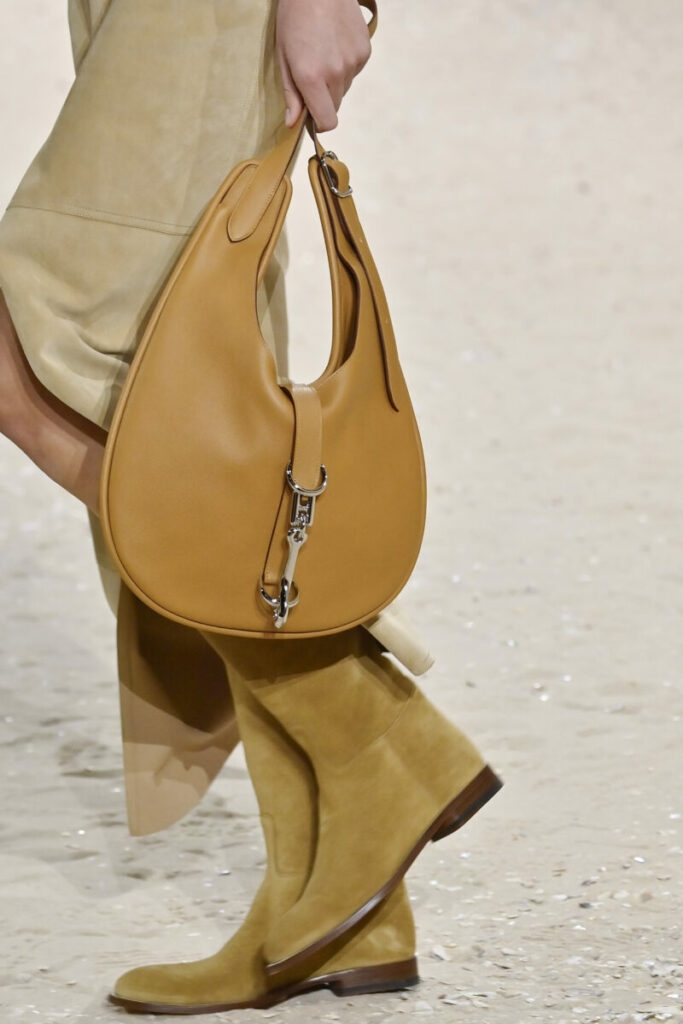 Genți de mână la modă pentru primăvara-vara 2026: cobalt