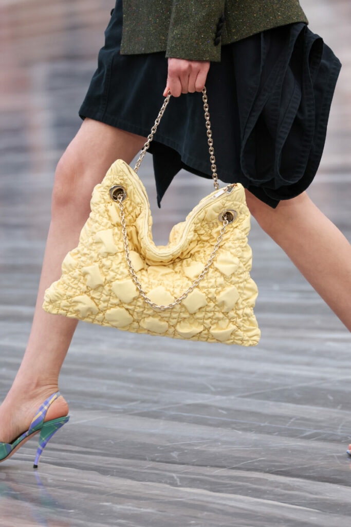 Genți de mână la modă pentru primăvara și vara 2026: genți